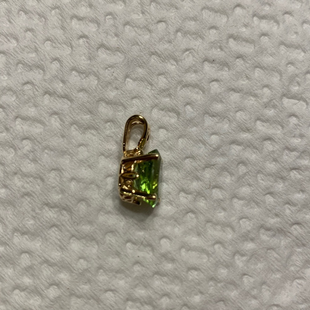 Green Oval Peridot Pendant in Gold Setting - Picture 2 of 6